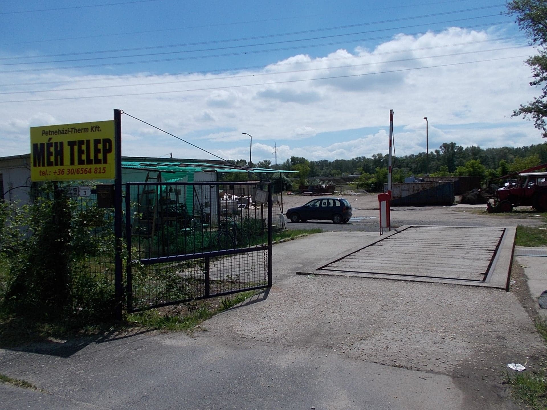 Automated weighbridge gate with boom barrier